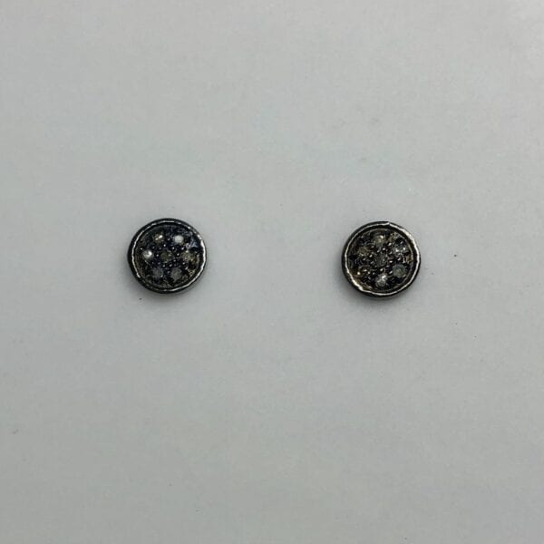 Black earrings with tiny pearls