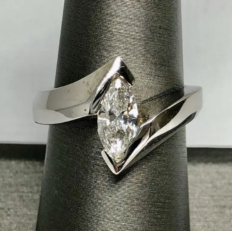 Diamond ring with lighting pattern band