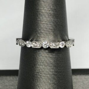 Sparkling diamond ring with two different shapes